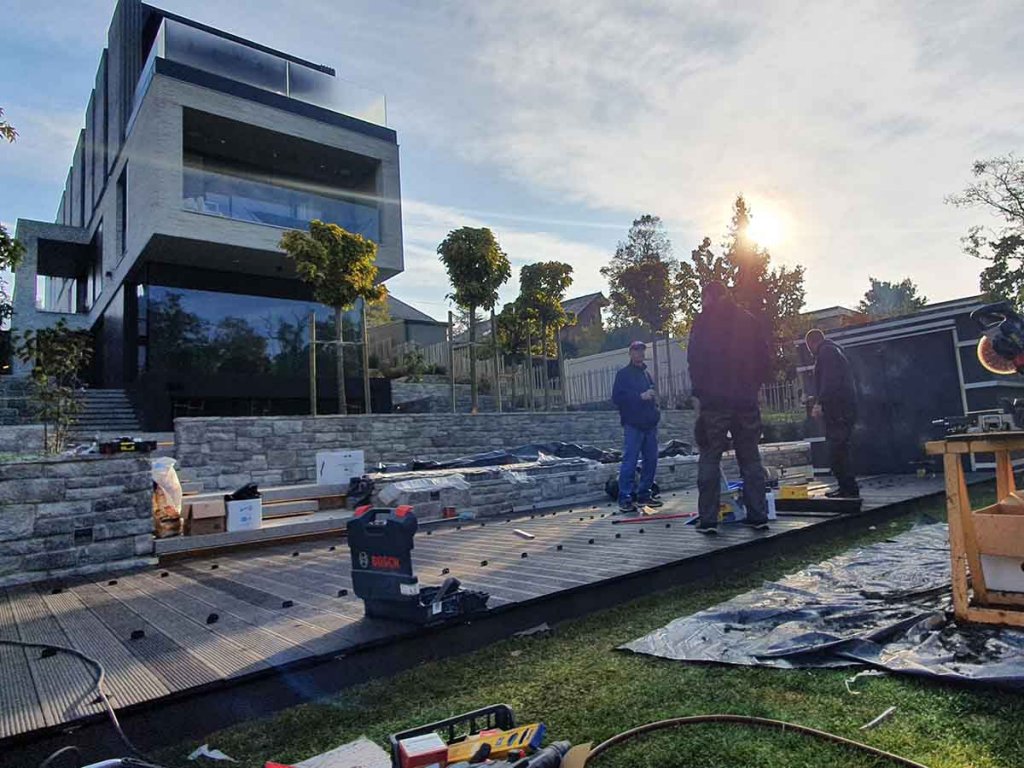 WPC Decking Anthracite Standard - zemljana podloga 2