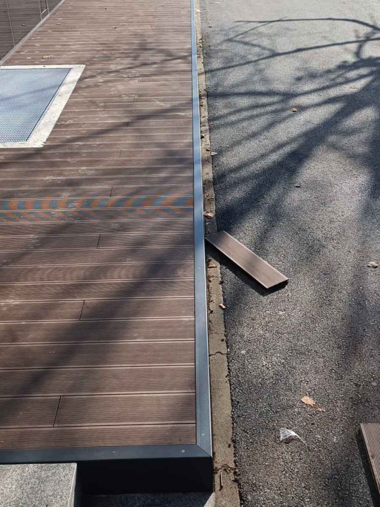 WPC Decking Select Wenge - zatvaranje cela sa plastificiranom metalnom lajsnom