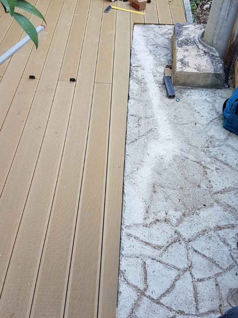 WPC Decking Solid Teak - montaza na zemlju sa nivelirajucim stopama Split